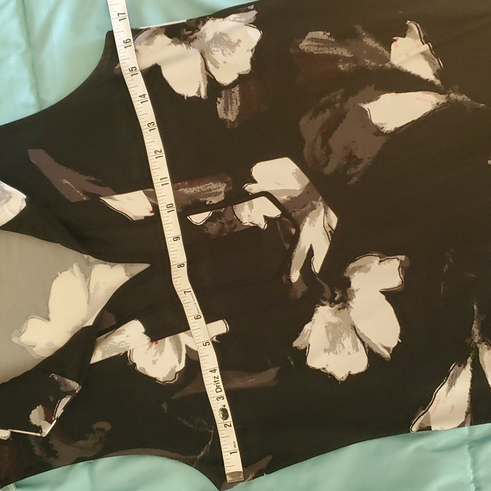 White House Black Market Black and White Floral Tunic - Picture 9 of 11